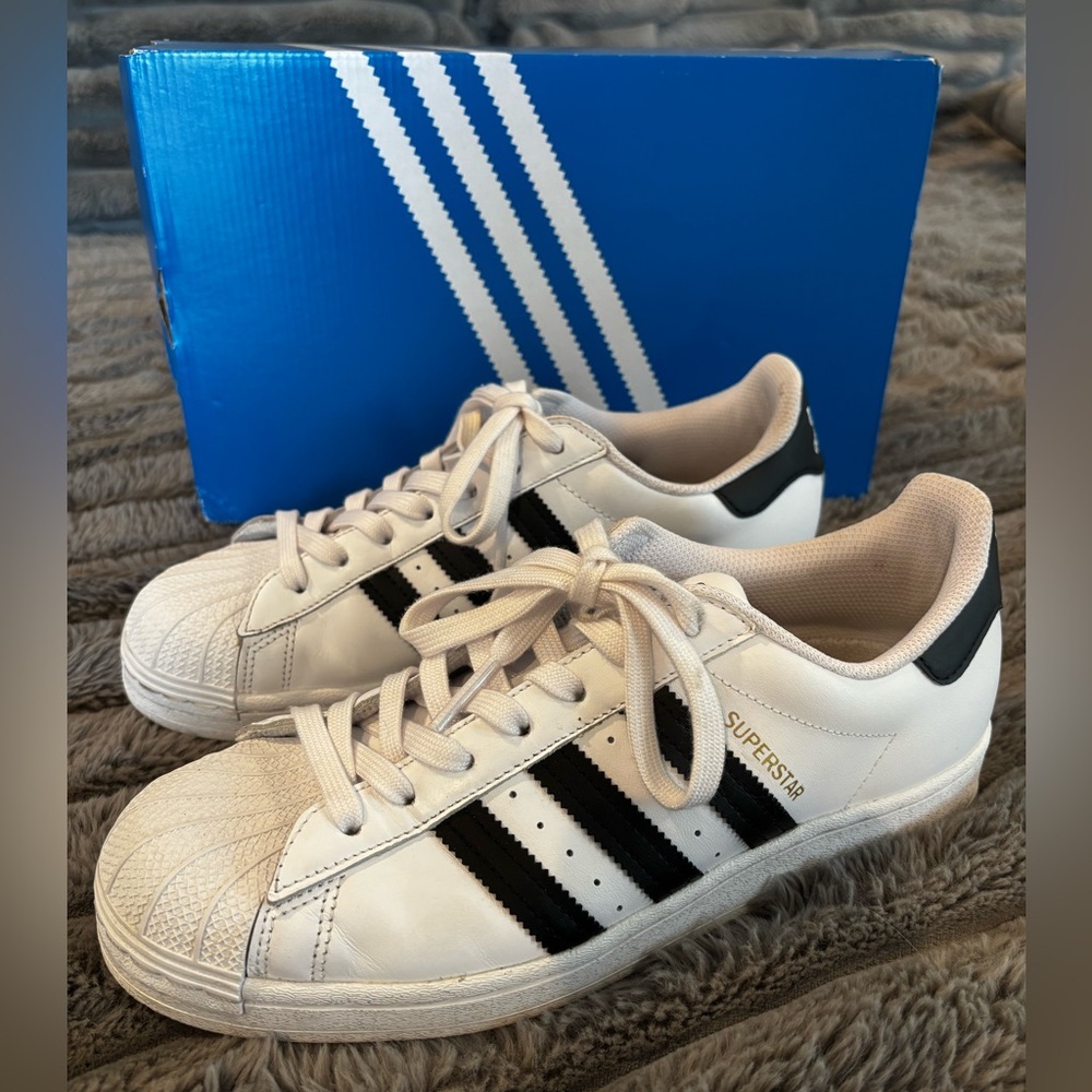 ⭐️Women's Adidas Superstar size 8.5⭐️